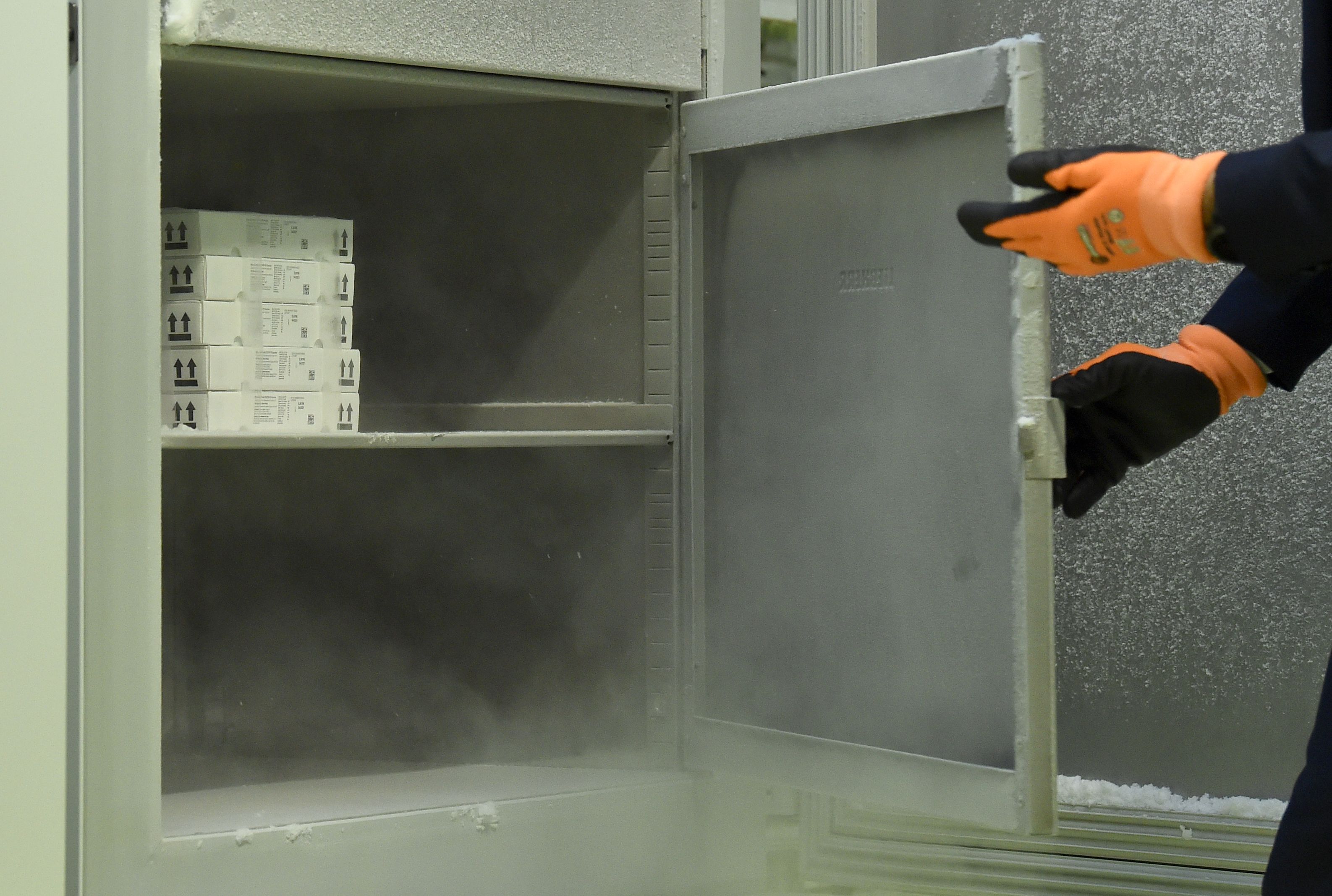 Kühlschrank mit den Impfdosen am Samstag, 26. Dezember 2020, anlässlich der Ankunft von den ersten Corona-Impfdosen in Wien.