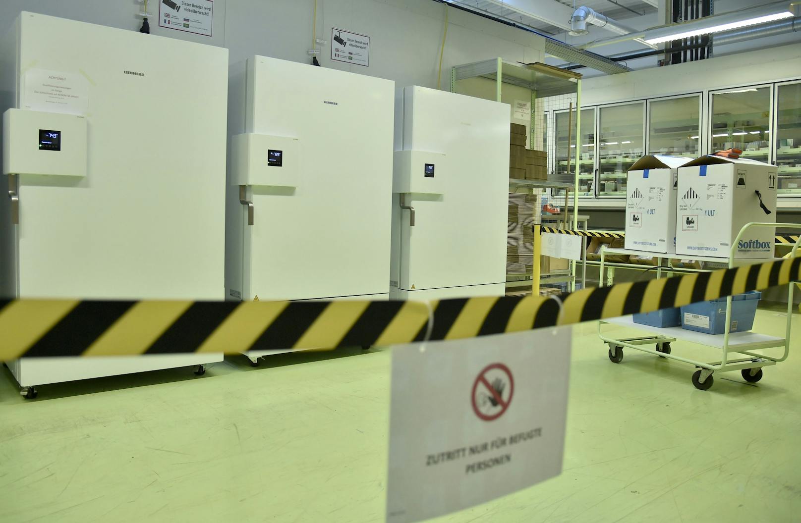 Eine Absperrung vor den Kühlschränken bei der Vertriebsniederlassung der Herba Chemosan Apotheker AG.
