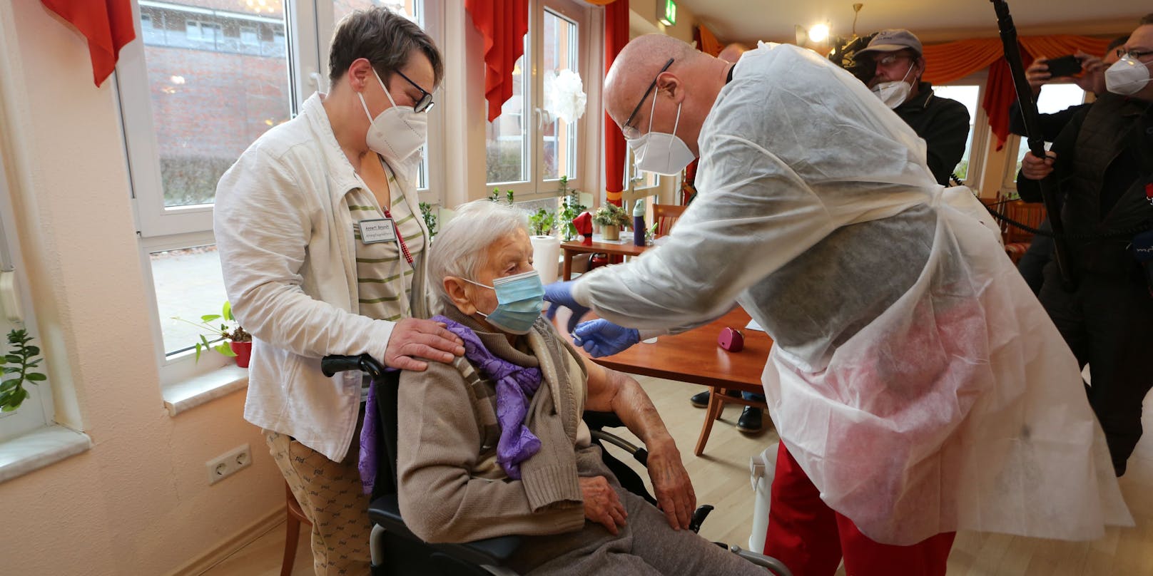 Die Heimbewohnerin Edith Kwoizalla (101) in Halberstadt, Sachsen-Anhalt ist die erste Person in Deutschland, die eine Corona-Impfung kriegt. 