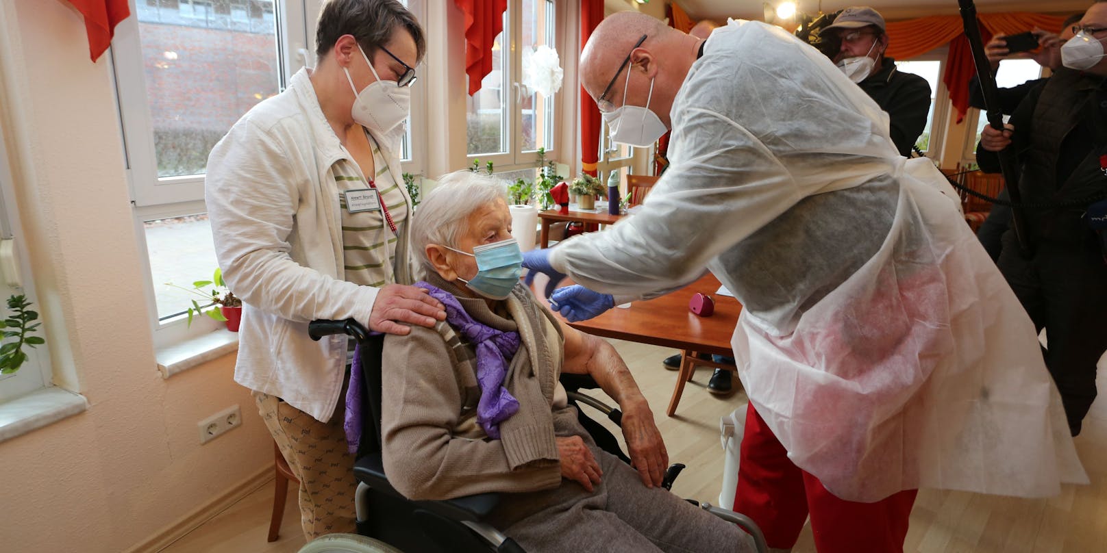 Bewohner von Alten- und Pflegeheimen und Angehörige der Gesundheitsberufe werden bereits fleißig geimpft. Für den Rest heißt es noch "bitte warten".
