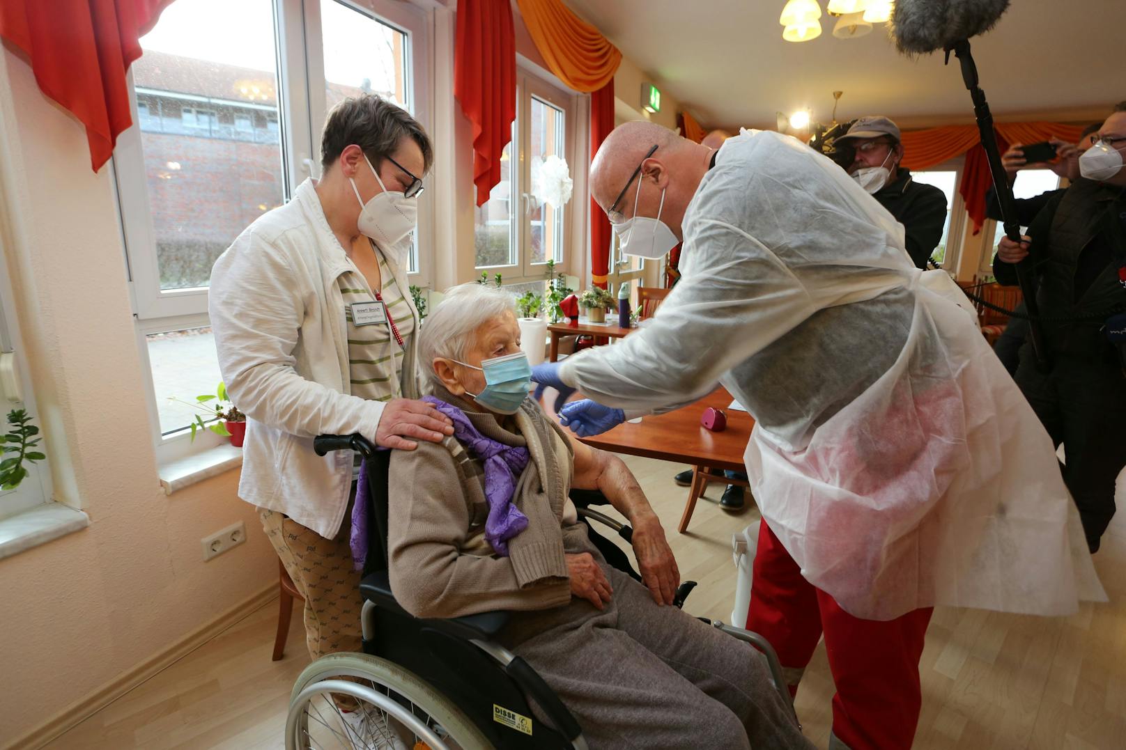 101-Jährige bekommt erste Corona-Impfung in Deutschland