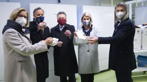 Von links: LH NÖ Johanna Mikl-Leiner, Vertreter der Firma, BM von Wien Michael Ludwig, Verteidigungsministerin Klaudia Tanner und Vertreter der Firma