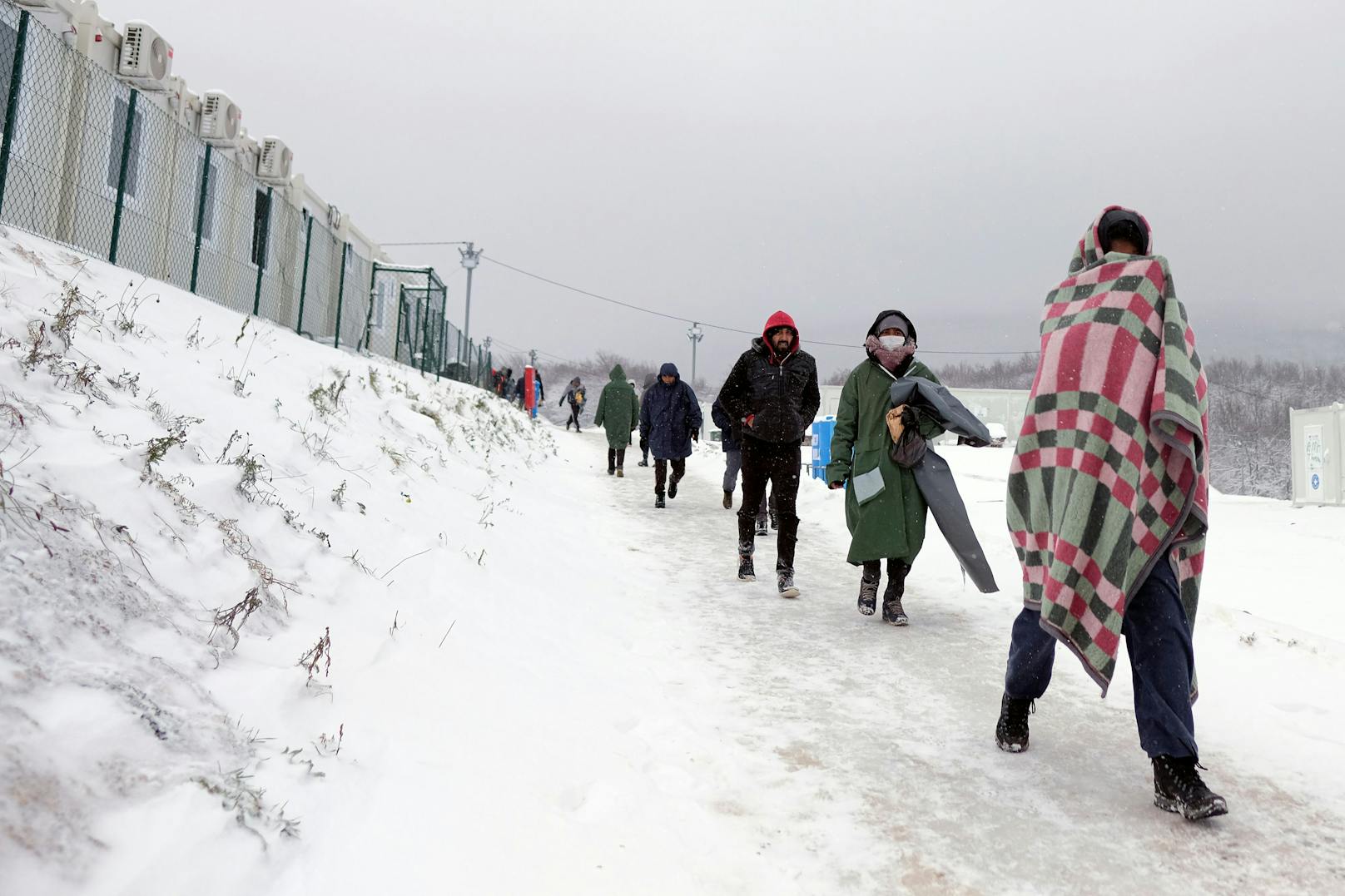 Kurz vor Weihnachten brannte ein bosnisches Flüchtlingslager in Lipa ab. Die etwa 1.000 Bewohner fanden keine Alternative – und sind in das zerstörte Lager zurückgekehrt. 