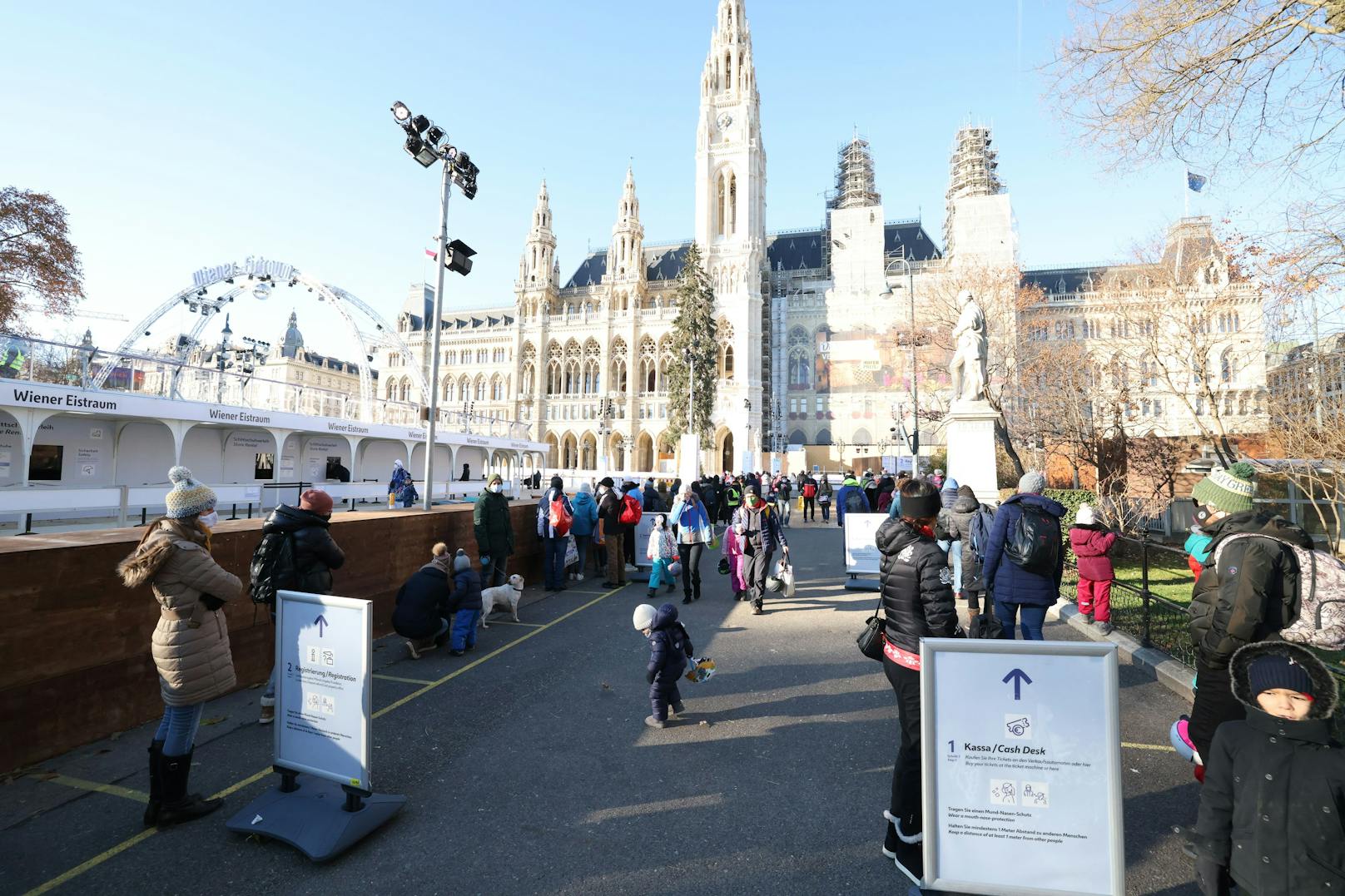 Bei herrlichem Sonnenschein wollten viele am Wiener Rathausplatz ihre Runden am Eis drehen. Wartezeiten bis weit über eine Stunde musste man dafür aber in Kauf nehmen.