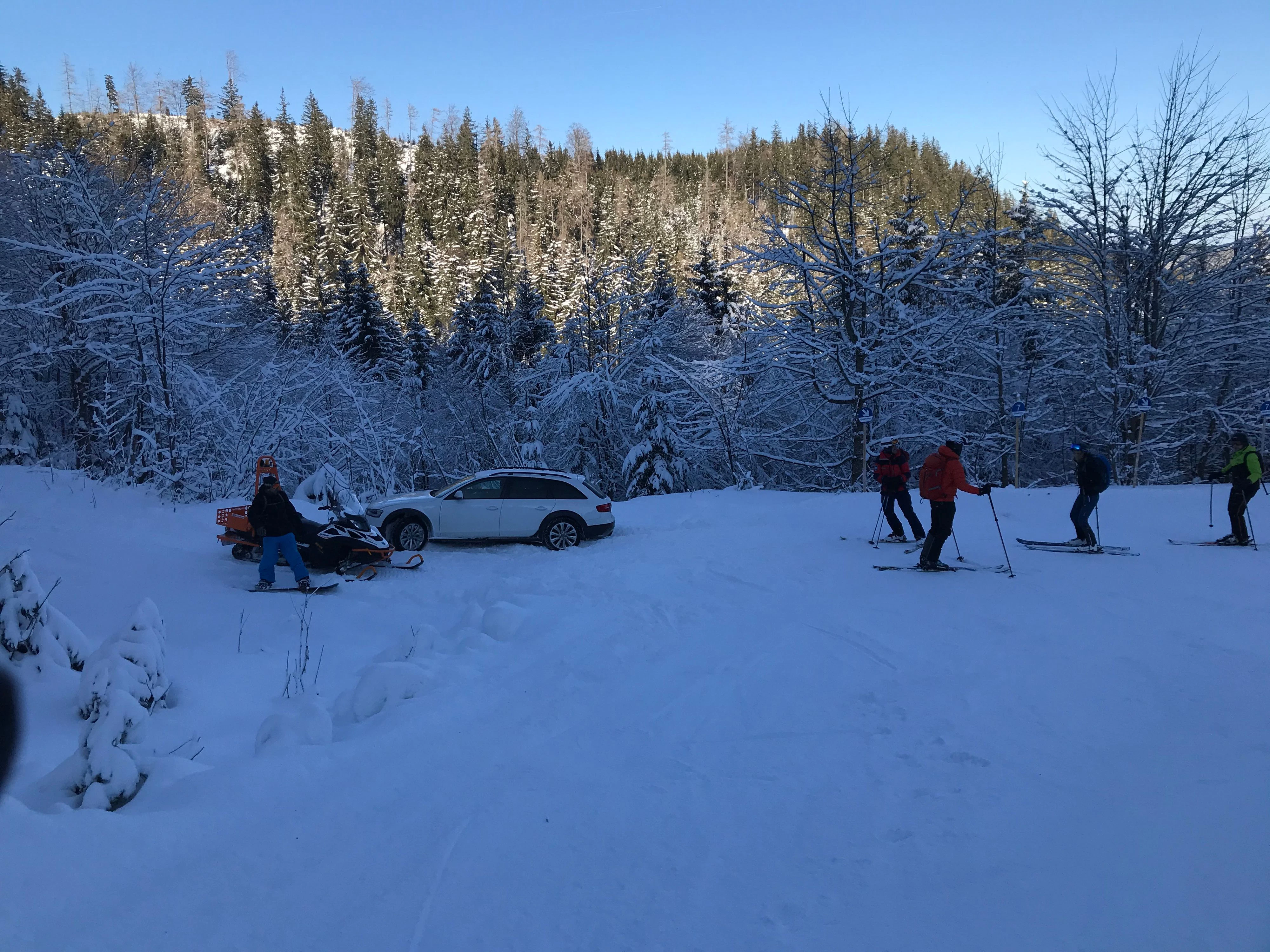 Der Audi steckte auf der Skipiste fest.