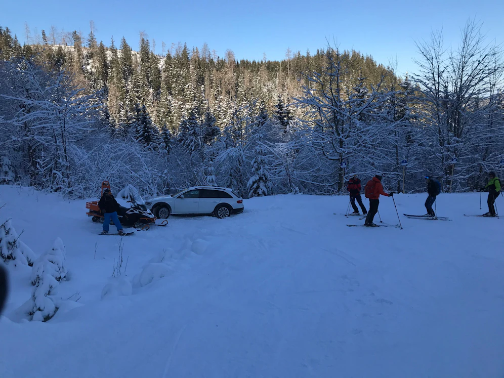 Der Audi steckte auf der Skipiste fest.