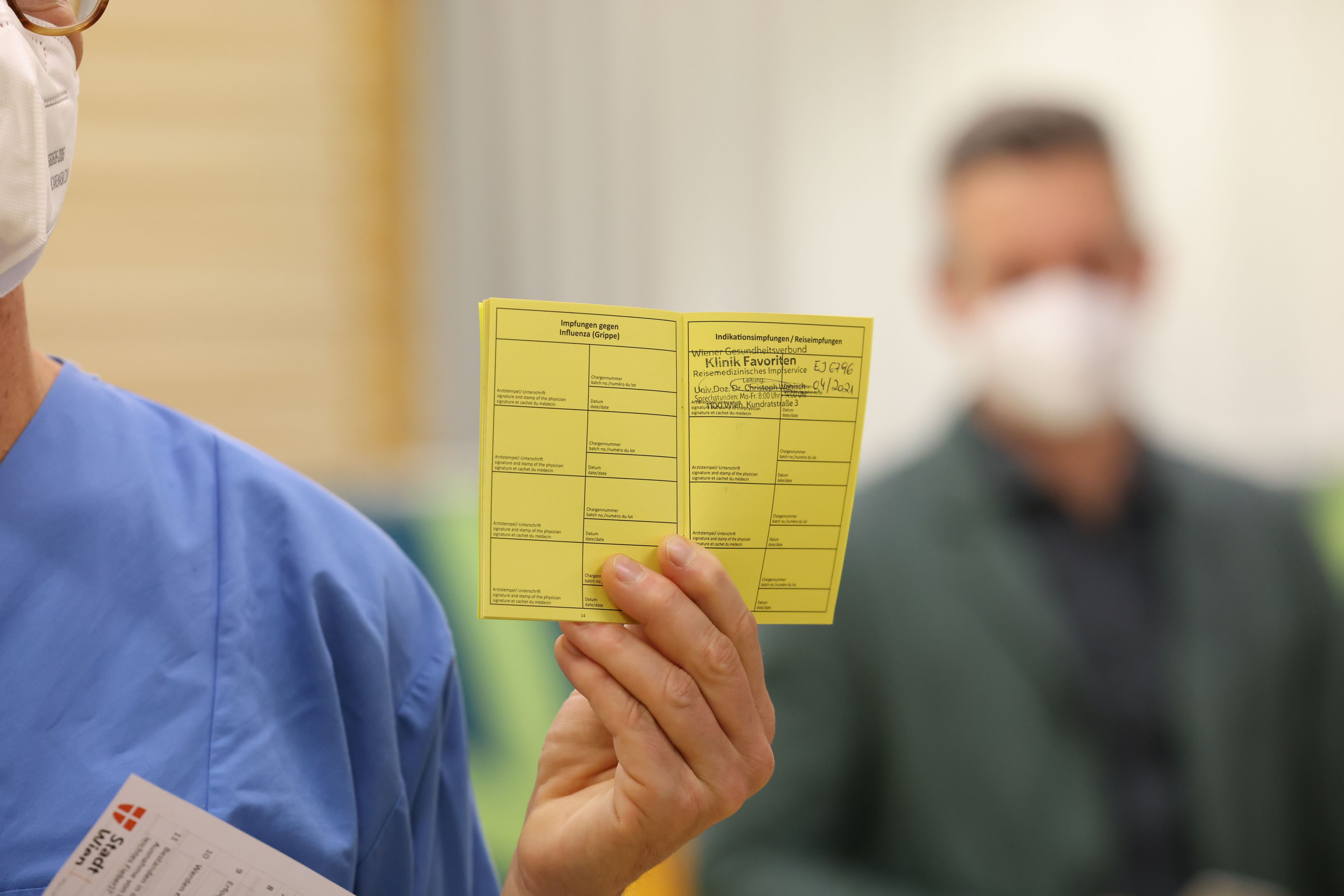 Primar Wenisch ging mit gutem Beispiel voran und ließ sich am Sonntag gegen Corona impfen.