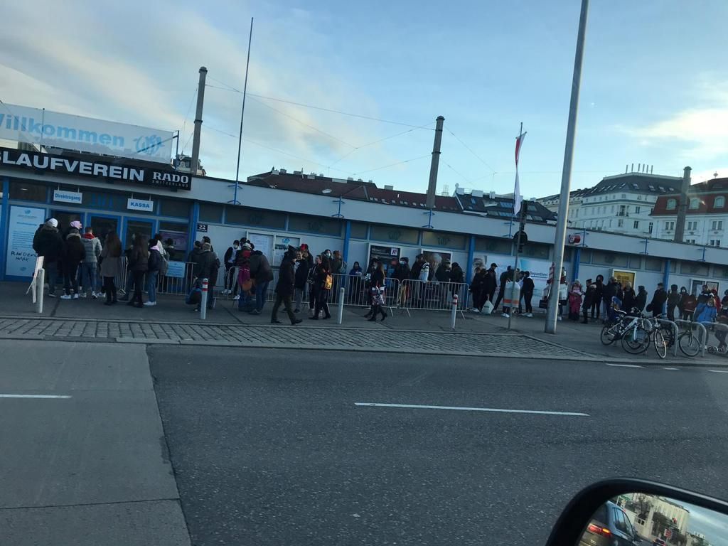 Eine lange Schlange hat sich am zweiten Lockdown-Tag vor dem WEV gebildet.