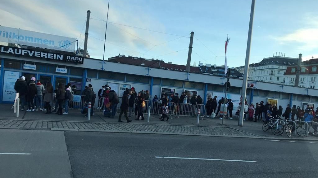 Eine lange Schlange hat sich am zweiten Lockdown-Tag vor dem WEV gebildet.