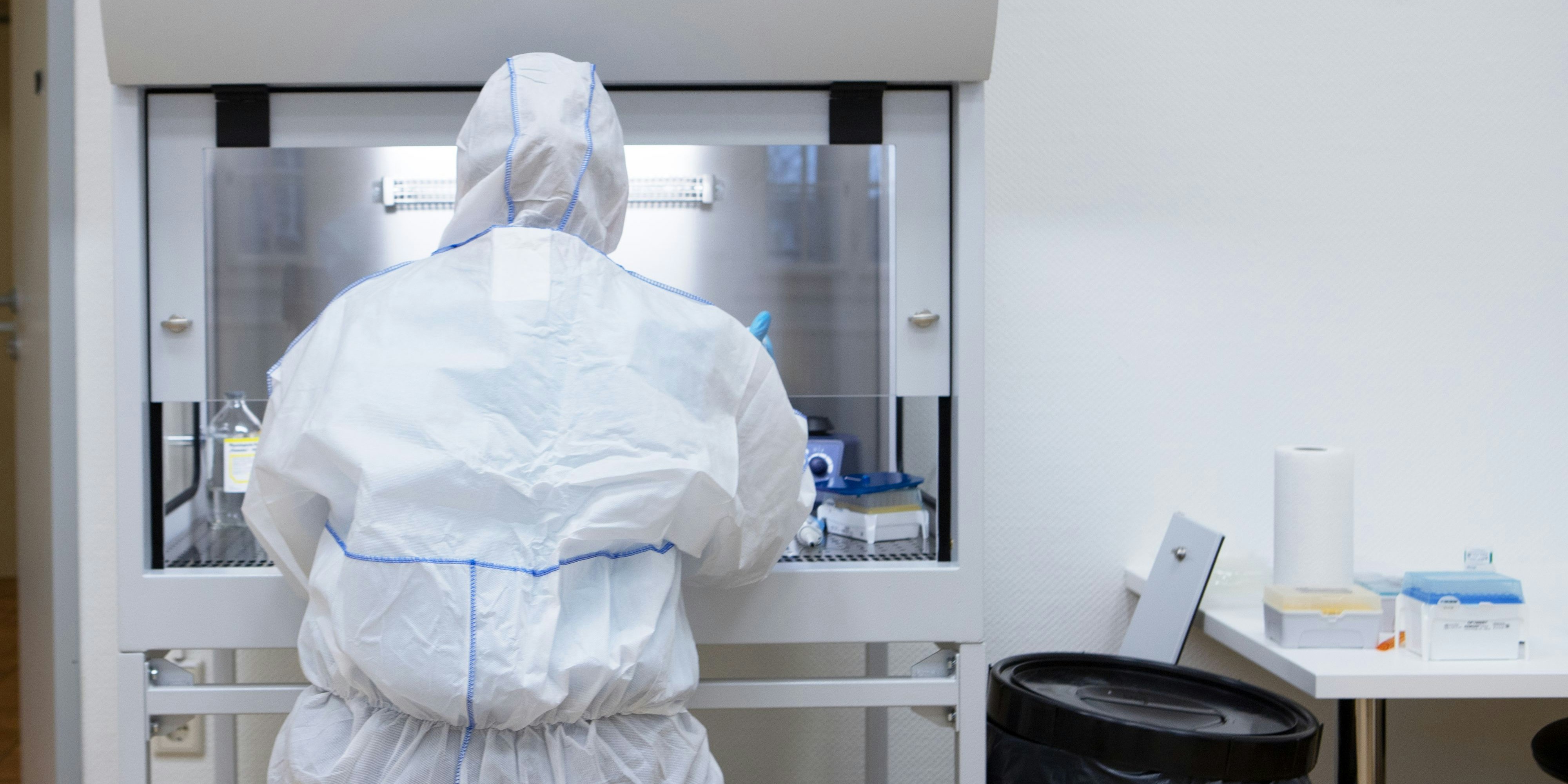 In den heimischen Laboren werden auch über die Feiertage Proben ausgewertet.