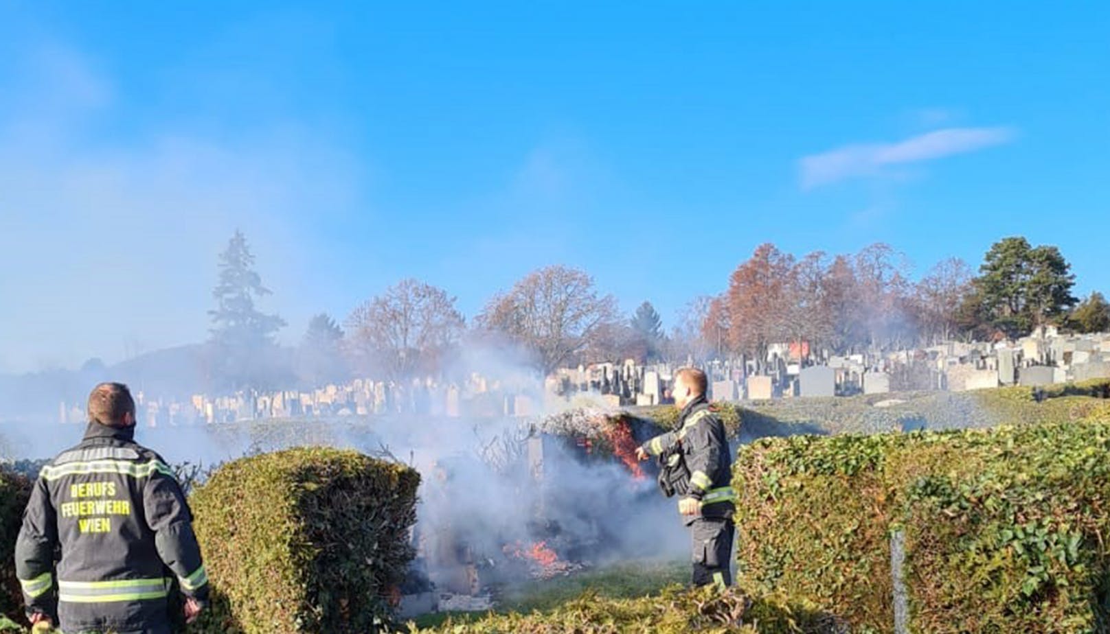Die Wiener Feuerwehr war am Sonntag am Baumgartner Friedhof vor Ort