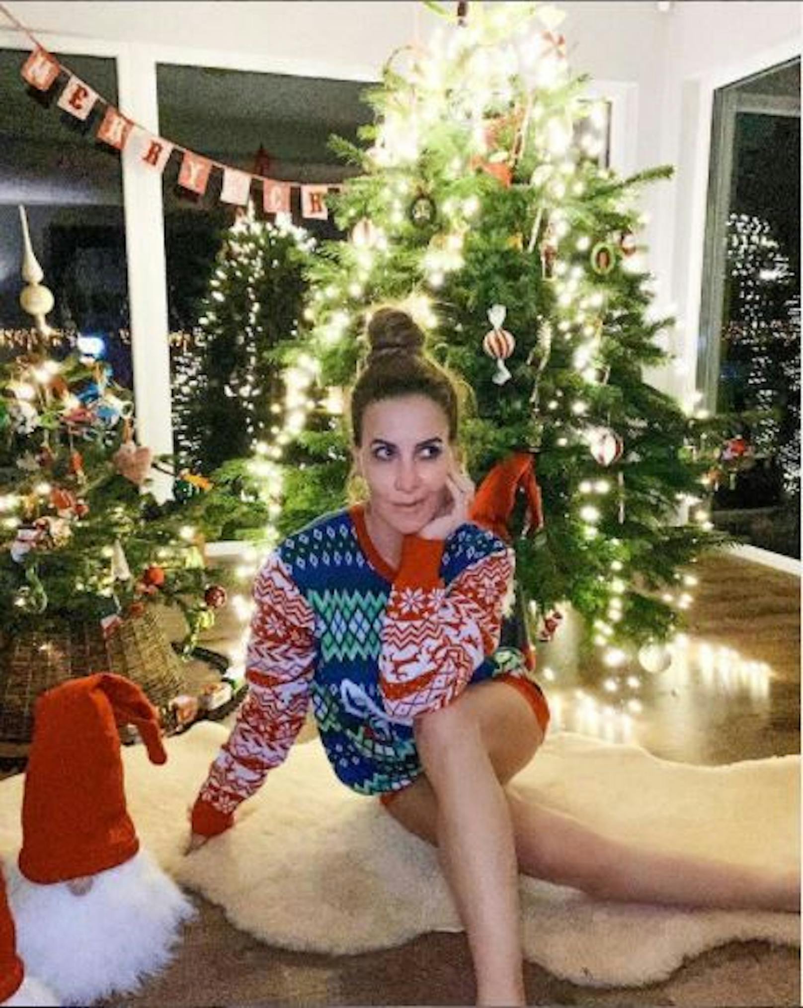 26.12.2020: Schauspielerin <strong>Charlotte Würdig</strong> platziert sich vor ihrem Christbaum zwar auf einem wärmenden Fell, hat&nbsp; aber dabei ganz offensichtlich auf ihr Höschen vergessen. "Lieber Weihnachtsmann, definiere 'gut", fordert sie frech.