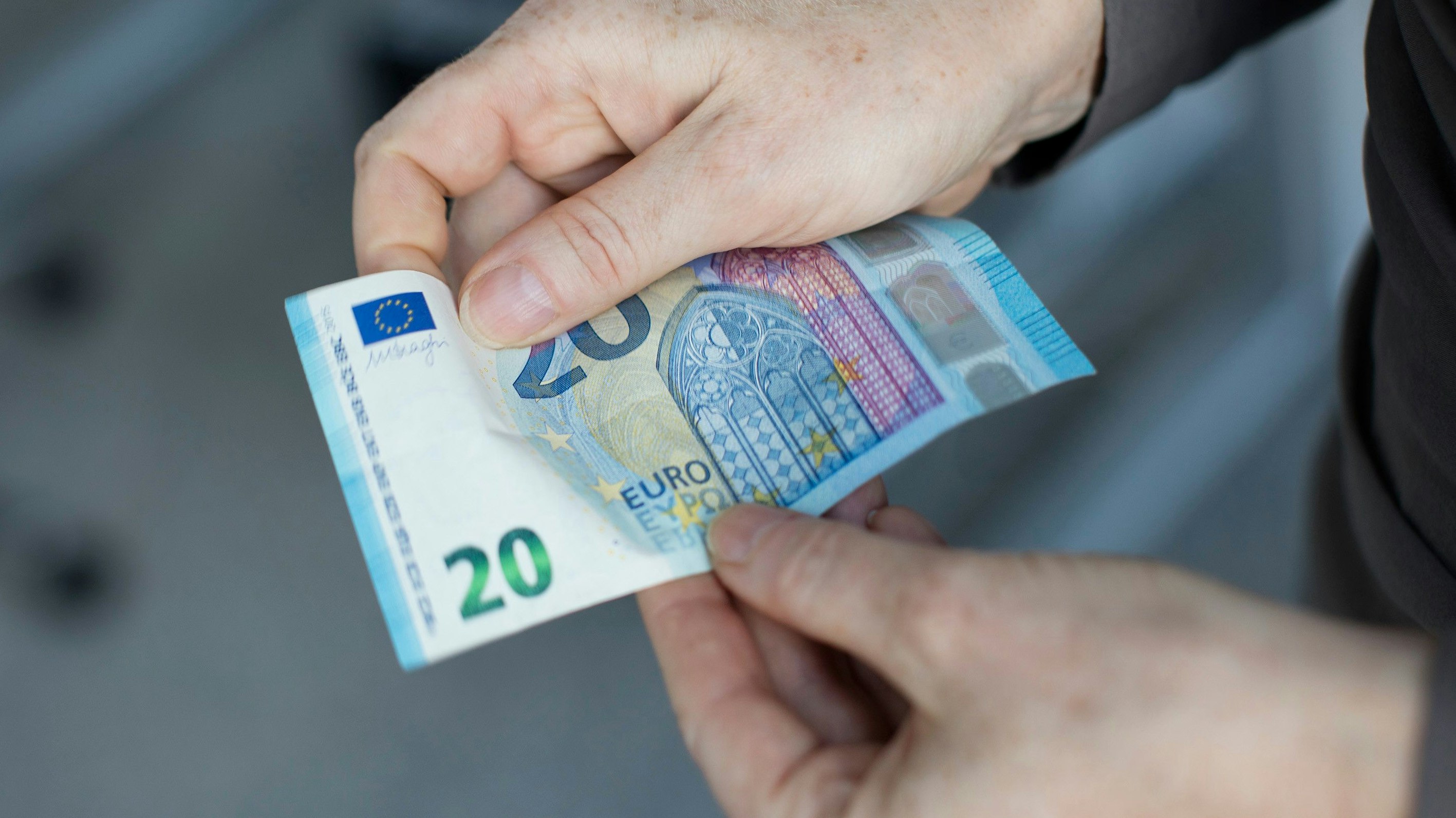 Ein 20-Euro Schein. Ab 2021 werden alle mit einem Speziallack überzogen