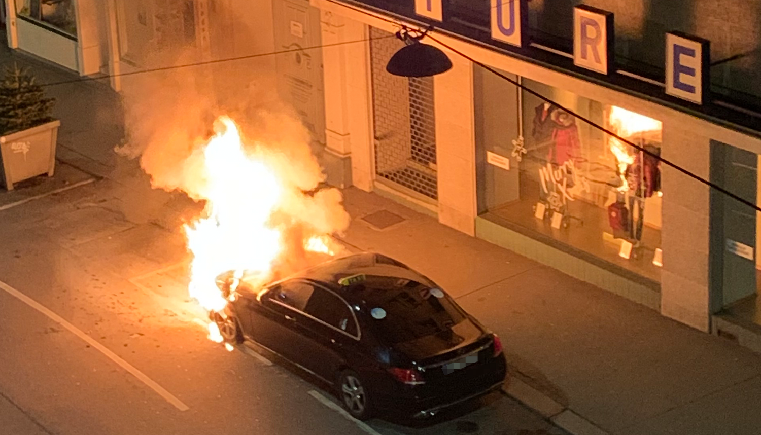 Innerhalb kurzer Zeit brannte dieses Taxi lichterloh