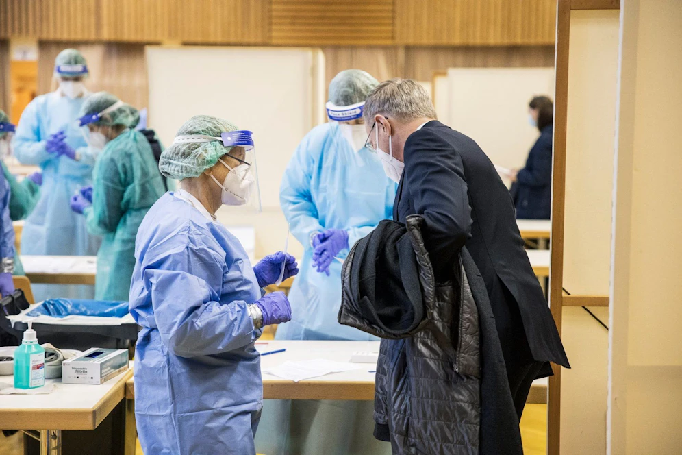 Landeshauptmann Thomas Stelzer beim Antigentest