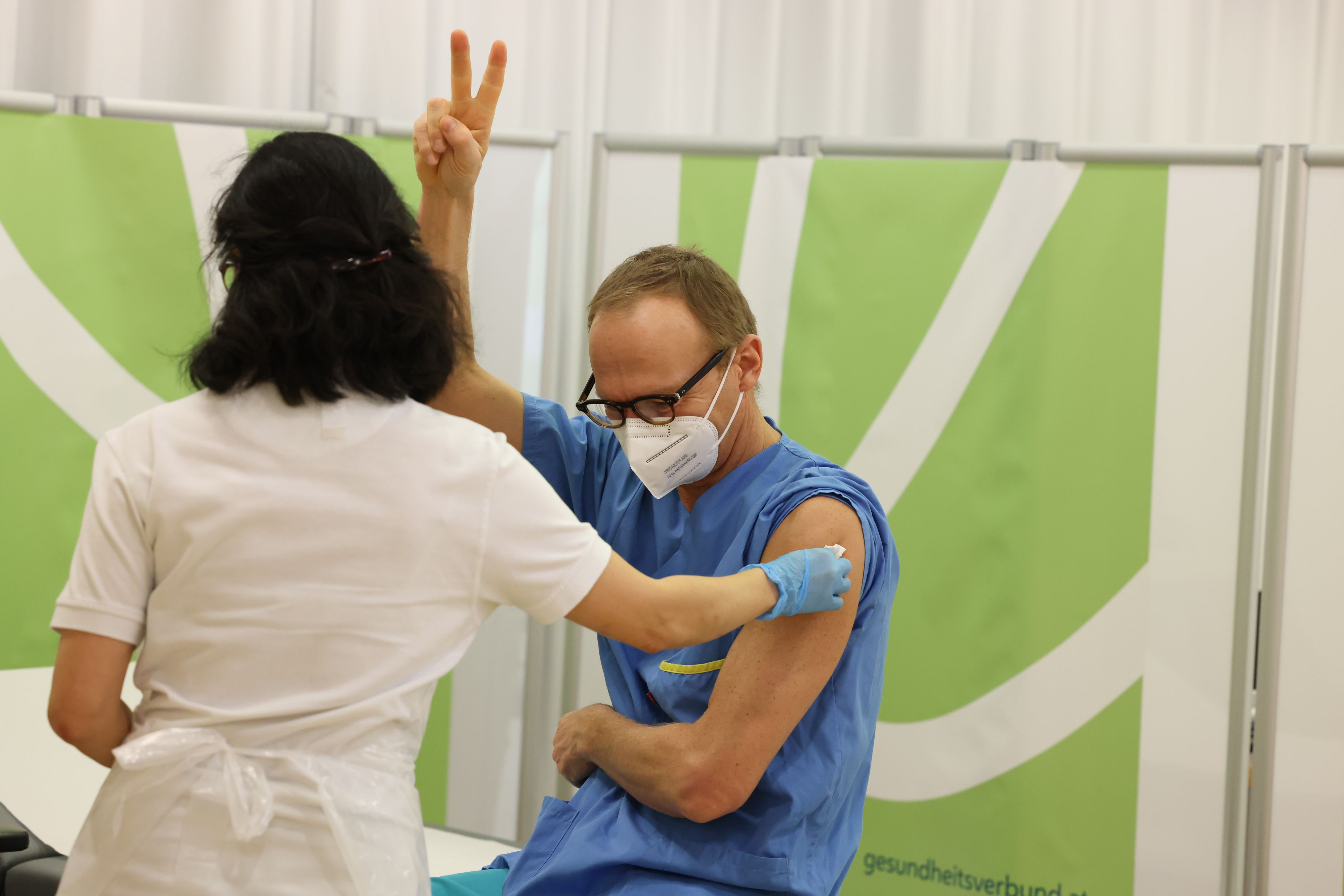 Primar Wenisch ging mit gutem Beispiel voran und ließ sich am Sonntag gegen Corona impfen.