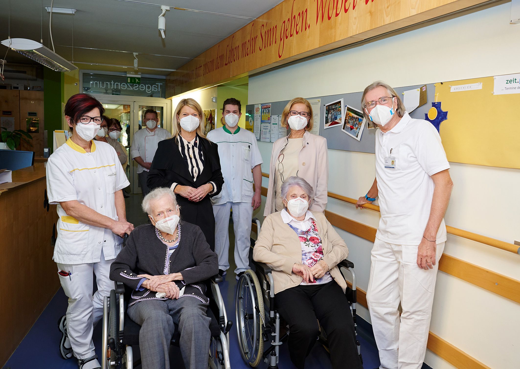 Mikl-Leitner und Tanner mit der ersten in Niederösterreich geimpften Frau, Berta Kern (re.).