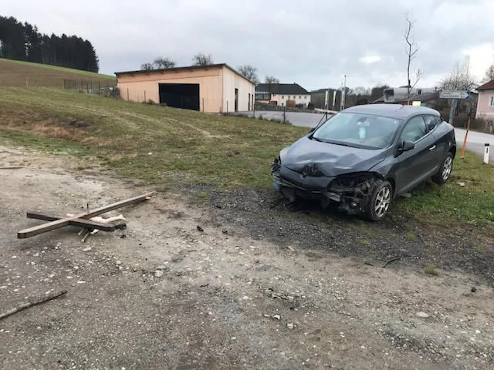 Das Auto und die gekreuzigte sowie überfahrene Jesus-Statue.