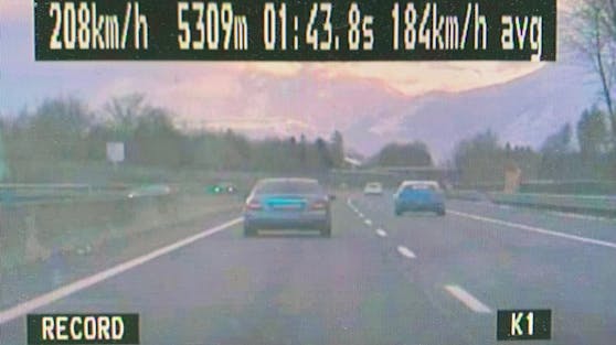 Archivbild einer Radermessung in einem Streifenwagen der Salzburger Polizei