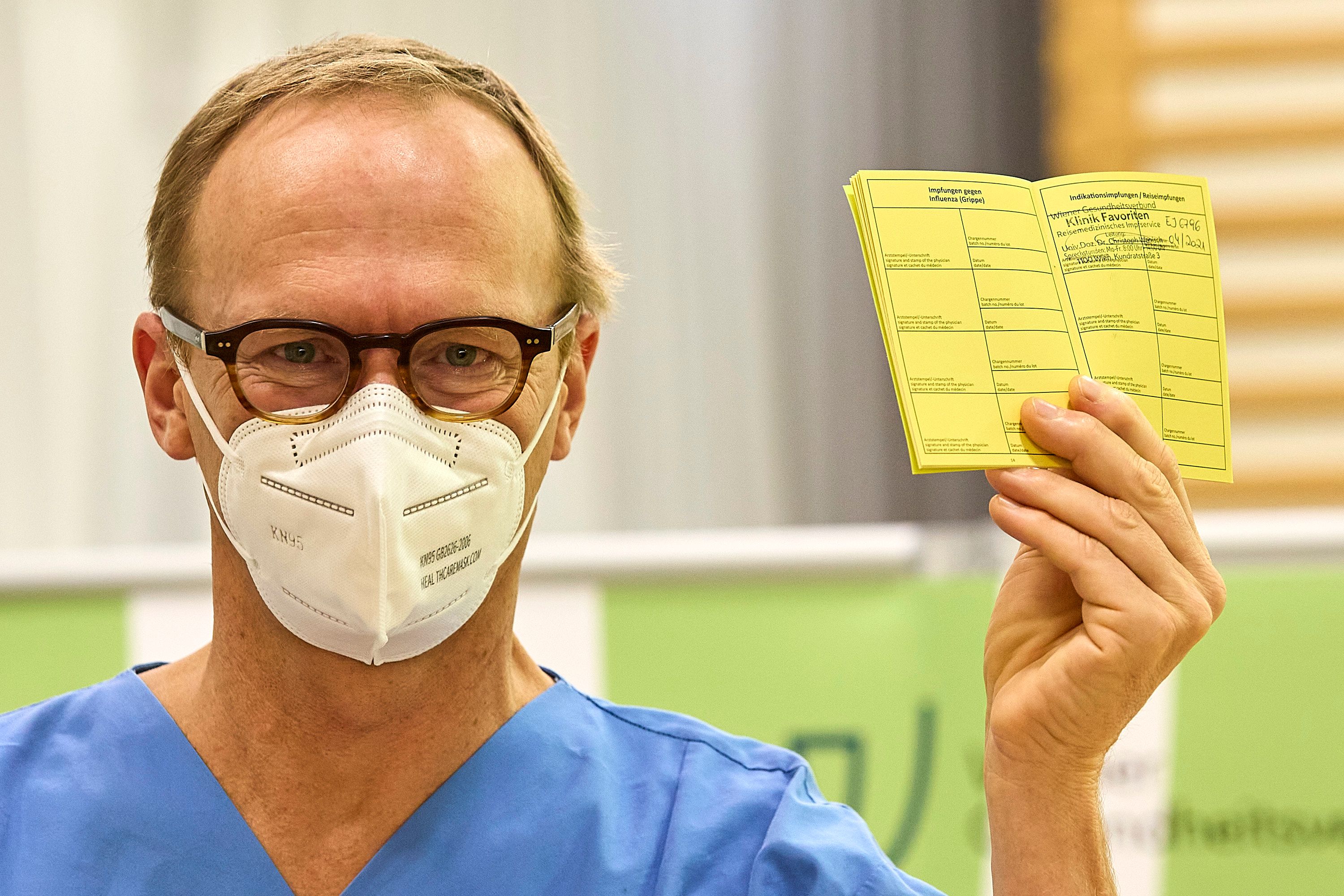 Christoph Wenisch, der Leiter der Infektionsabteilung hat als erster seine erste Impfung erhalten. Nach der Impfung zeigt er seinen aktualisierten Impfpass. 
