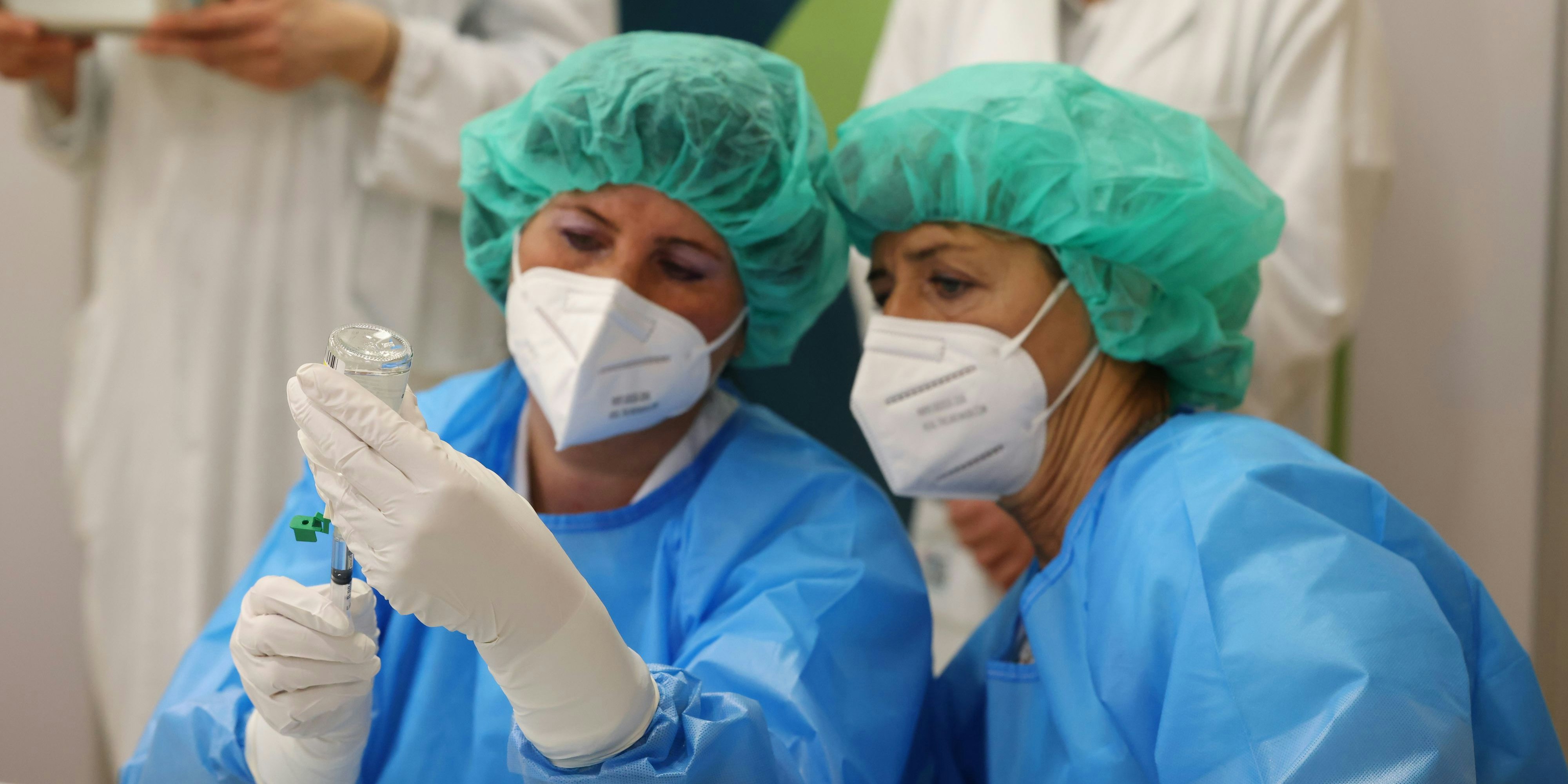 Primar Wenisch ging mit gutem Beispiel voran und ließ sich am Sonntag gegen Corona impfen.