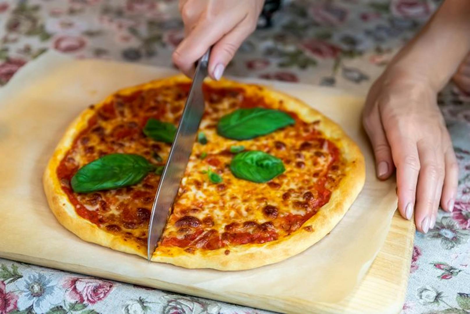 Ein Unbekannter zahlte erst in einer Pizzeria sein Essen, kam kurz darauf mit einem Messer wieder und drohte den Pizza-Koch umzubringen.