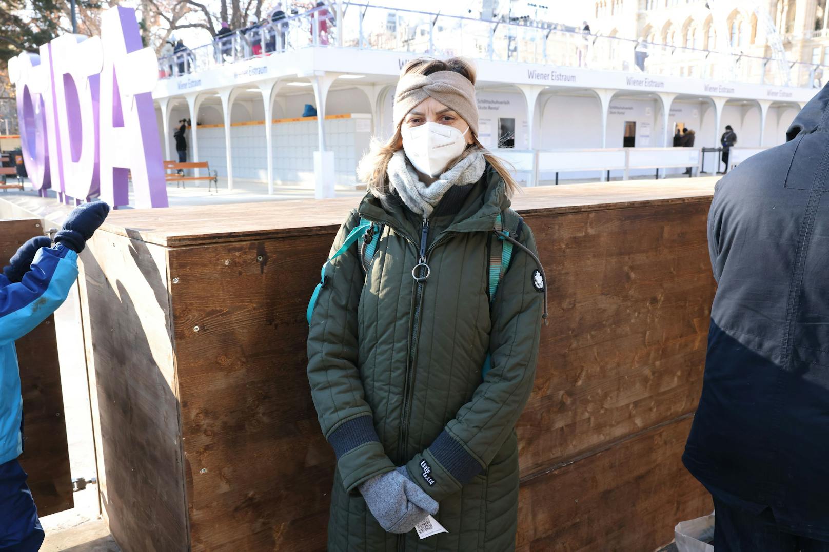 Bernadette (39) wollte eigentlich Skifahren gehen. Weil auf den Pisten so viel los ist, kam sie mit Familie zum Wiener Eitraum – und musste sich eineinhalb Stunden gedulden, bis es aufs Eis ging: "Wir haben in Wien wenig Möglichkeiten, raus zu gehen und das ist mit Aufwand und Zeit verbunden." Auch sie will nicht wieder kommen.