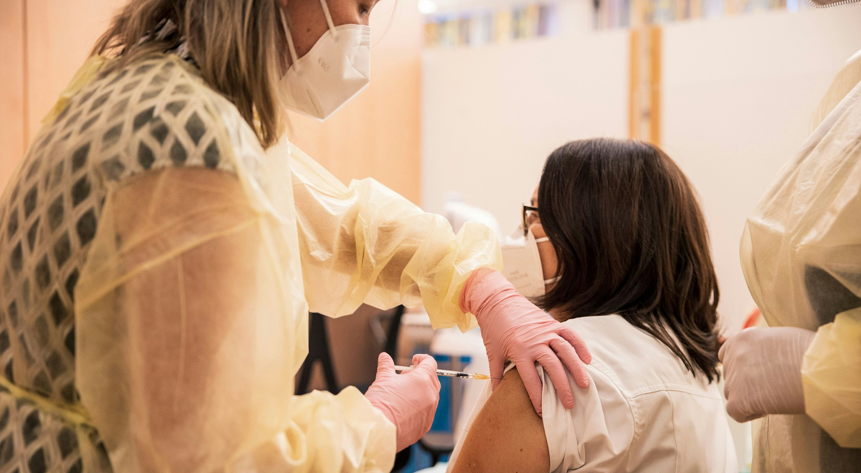Im Bezirksalten- und Pflegeheim Sierning wurden am Sonntag die ersten zehn Oberösterreicher gegen Covid-19 geimpft.