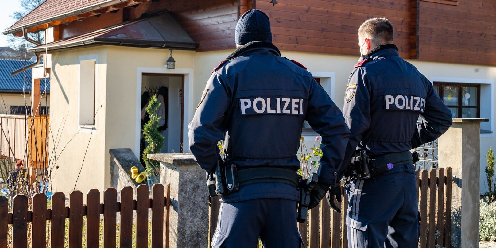 Polizei am Tatort: Im "Zaubertal" bei Linz wurde eine 25-jährige Frau getötet.