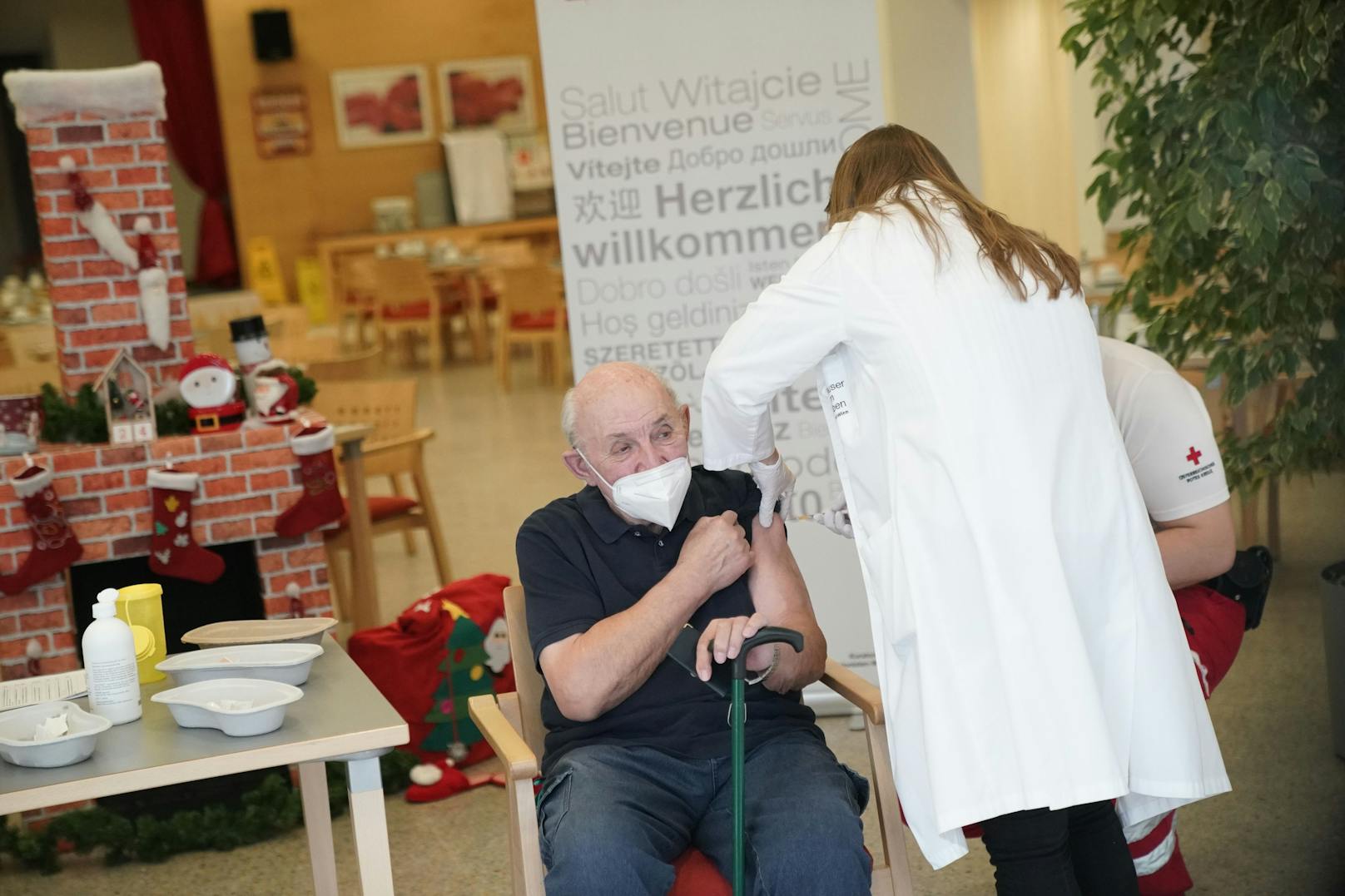 Im Pflegewohnheim Leopoldau in Wien-Floridsdorf wurden am Sonntag die ersten freiwilligen Bewohner geimpft.