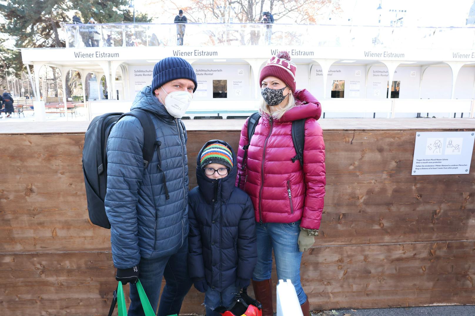 Auch Gregor (46) stand mit seiner Familie über eine Stunde in der Kälte: "Meinem Kind ist kalt. Wenn es besser organisiert ist, kommen wir wieder."