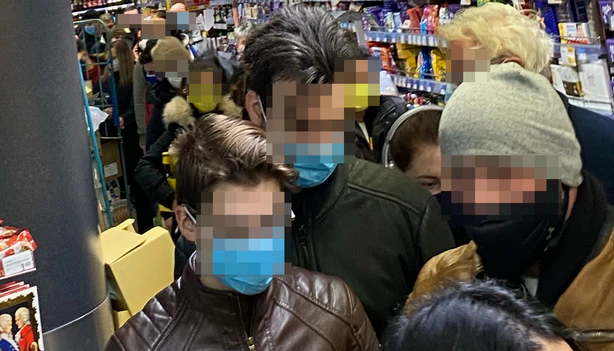 So überfüllt war der Billa am Franz-Josefs-Bahnhof am Sonntag