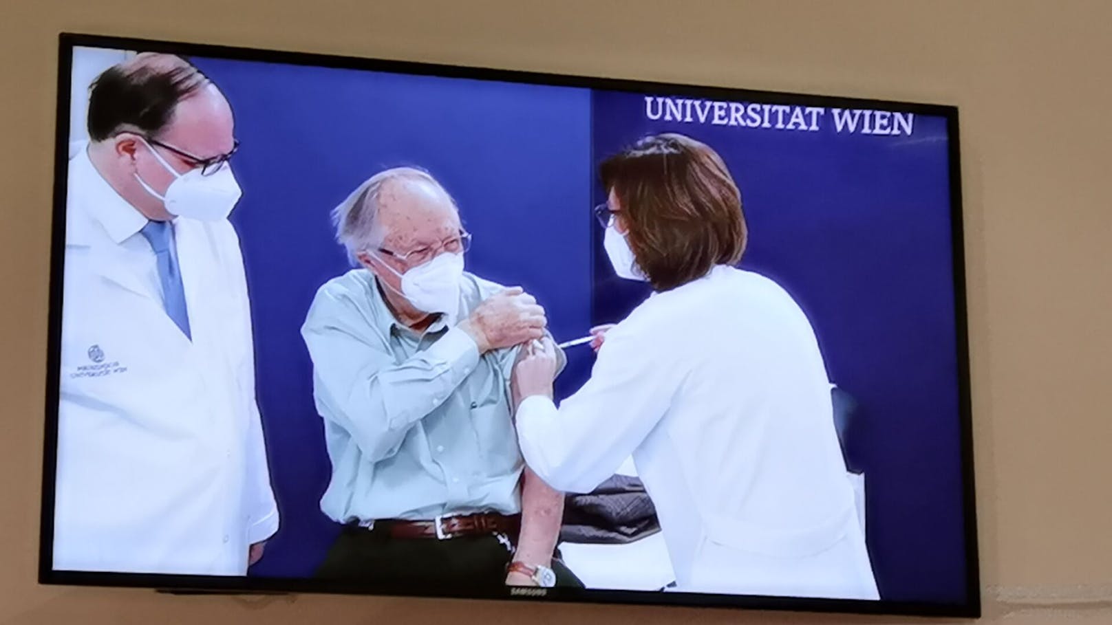 Die ersten Impfungen Österreichs gehen an drei Frauen und zwei Männer im Alter von über 80 bis 93 Jahre.