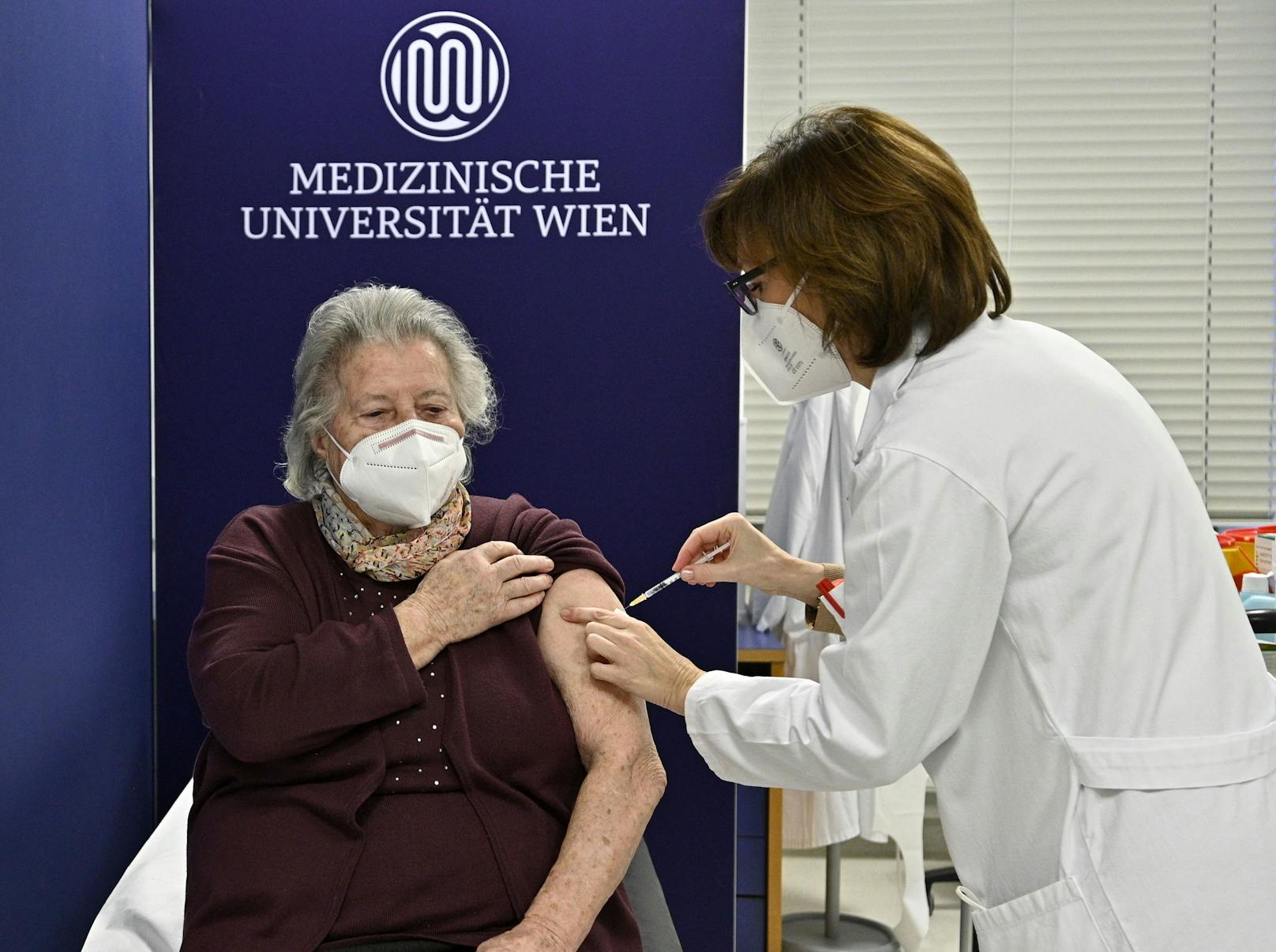 Die erste Impfung gegen das Coronavirus in Österreich wird einer Frau über 80 Jahre von Ursula Wiedermann-Schmidt (r.), Präsidentin der Österreichischen Gesellschaft für Vakzinologie ...