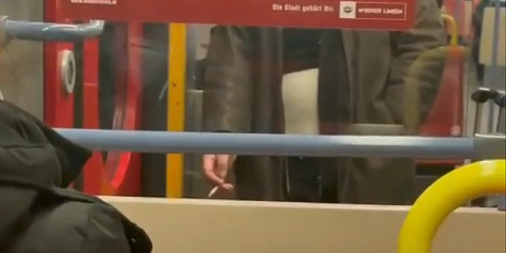 Ein Fahrgast in der U6 schien es nicht ohne Zigarette auszuhalten