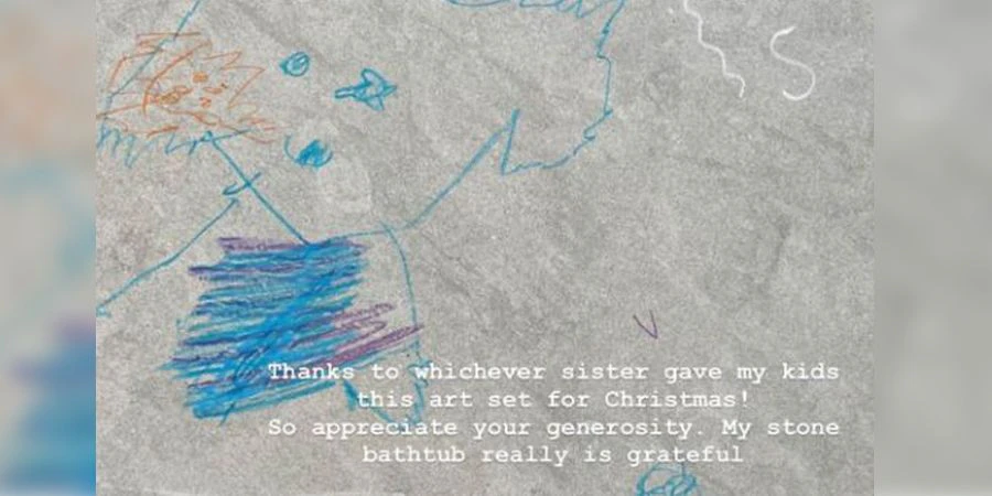 Die Kardashian-Kids haben sich in Mamas Luxus-Badewanne künstlerisch verewigt.