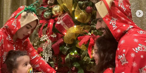Mo Salah mit seiner Familie vor dem Christbaum.
