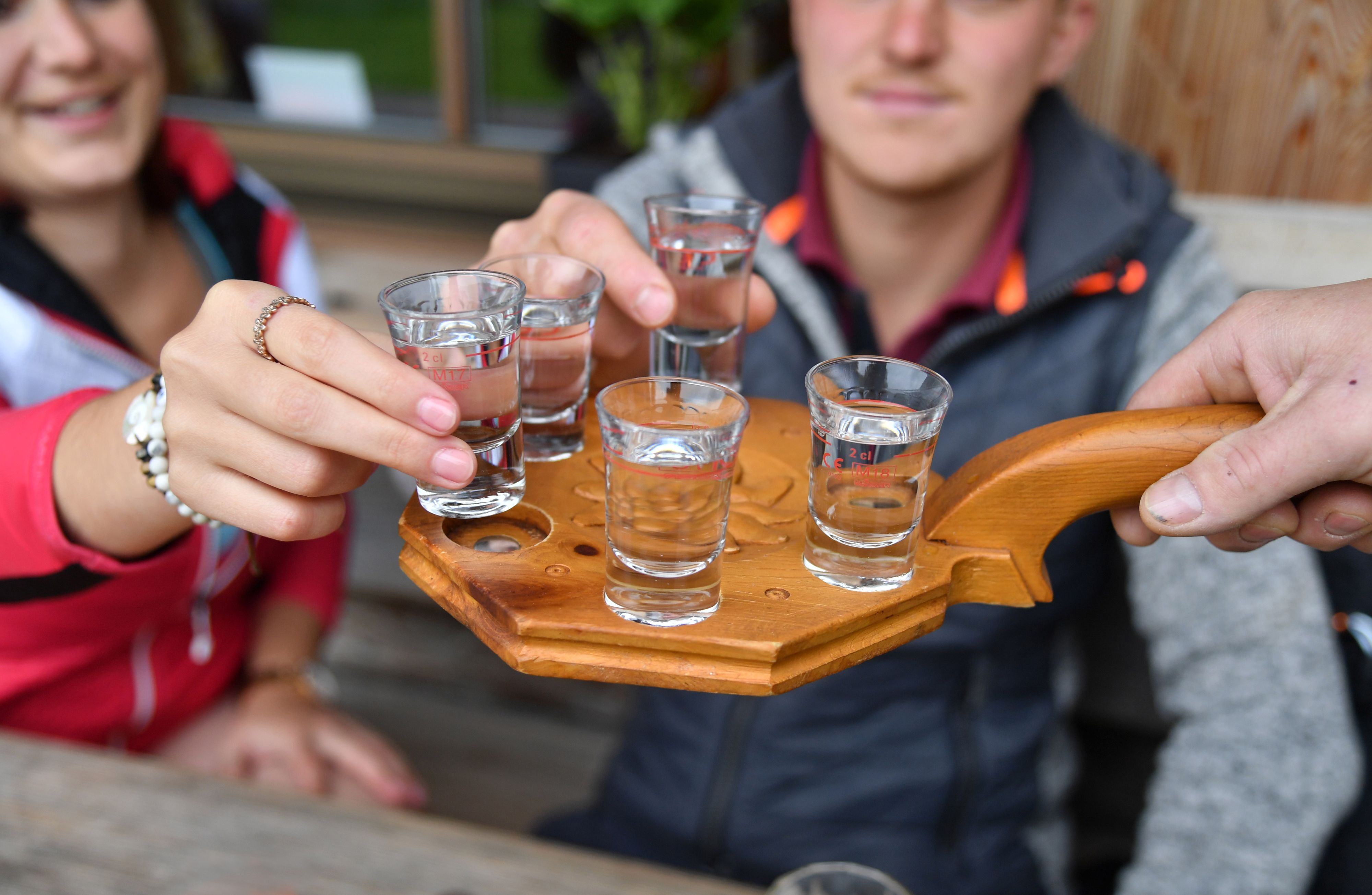 Eine Runde Schnaps wird ausgeschenkt. Symbolfoto