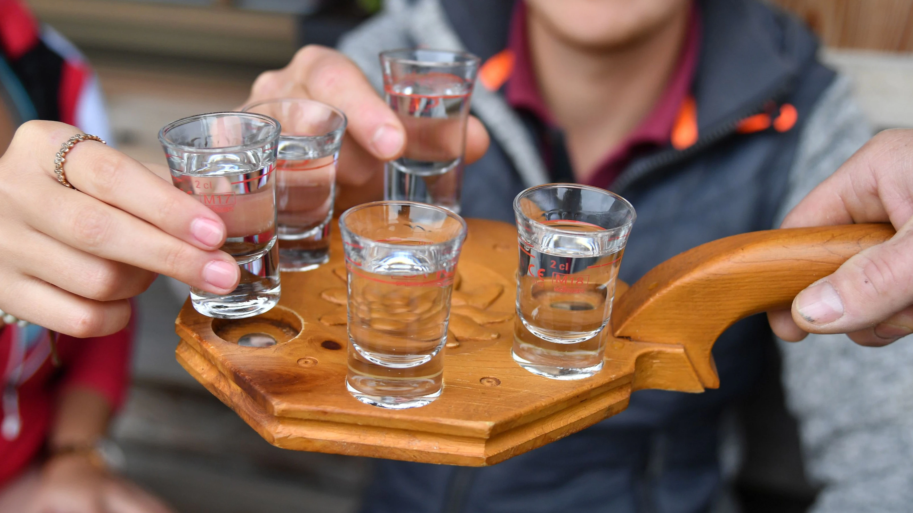 Eine Runde Schnaps wird ausgeschenkt. Symbolfoto