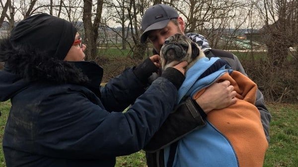 Überglücklich schloss die Hundebesitzerin ihren Mops in die Arme.