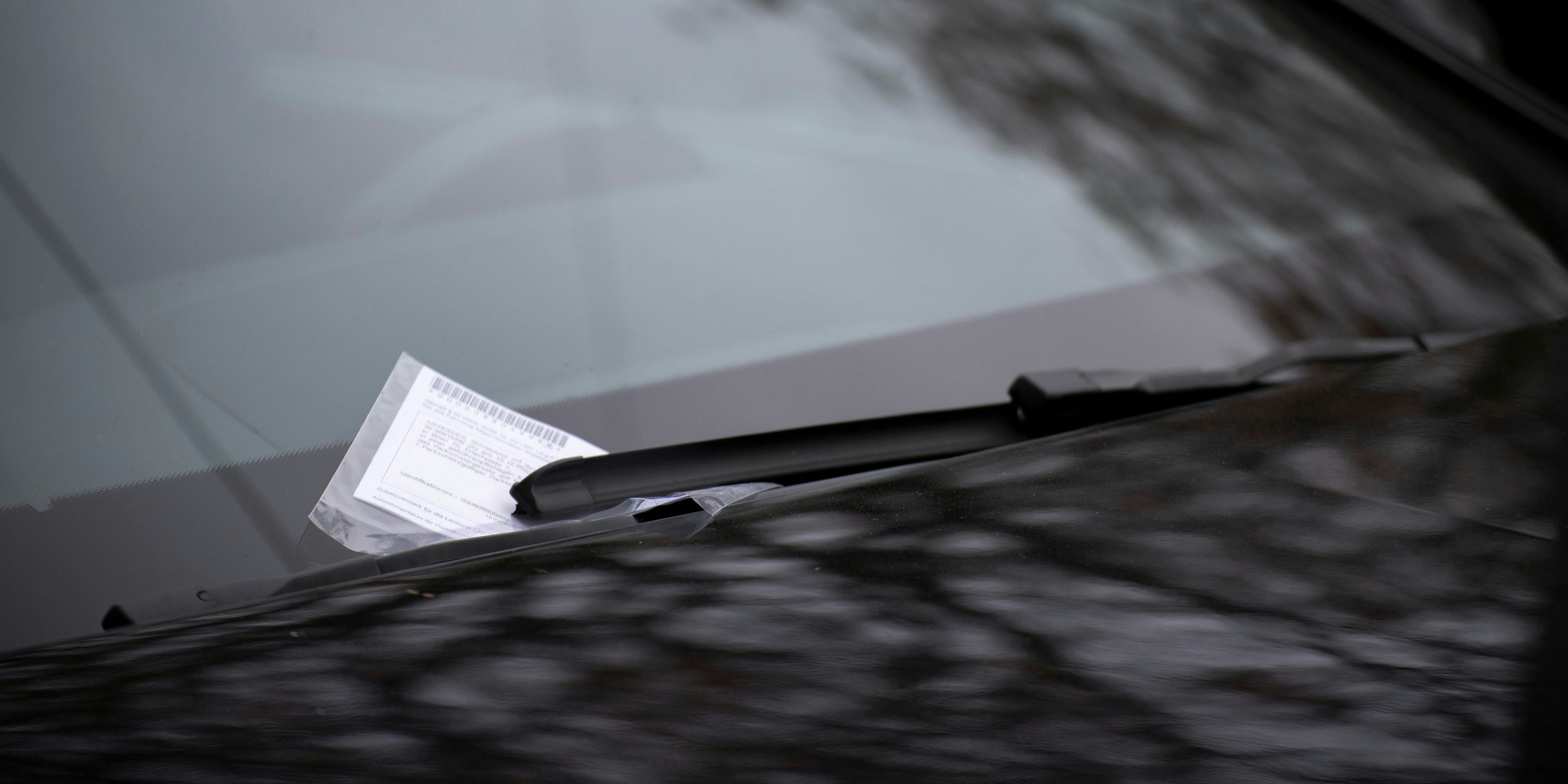 Bei einem falsch abgestellten Fahrzeug wurde ein Strafzettel unter das Scheibenwischerblatt geklemmt