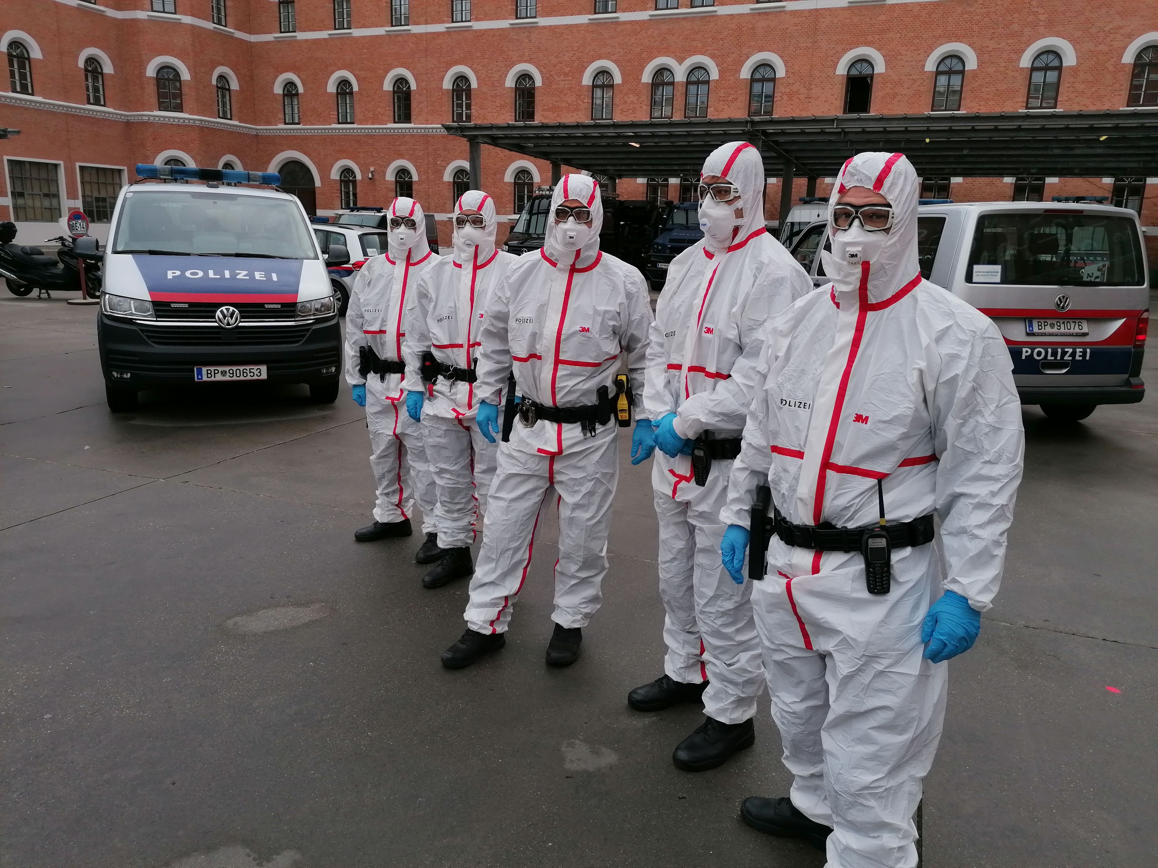 Ein Coronapositiver musste festgenommen werden, dieses Team rückte aus.