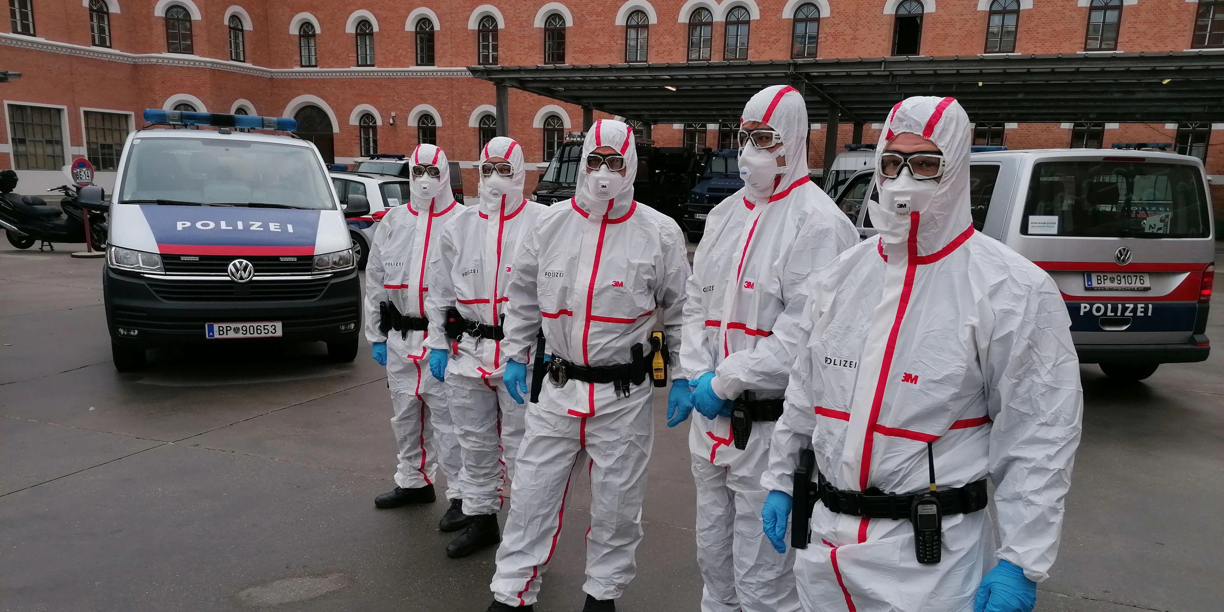 Ein Coronapositiver musste festgenommen werden, dieses Team rückte aus.