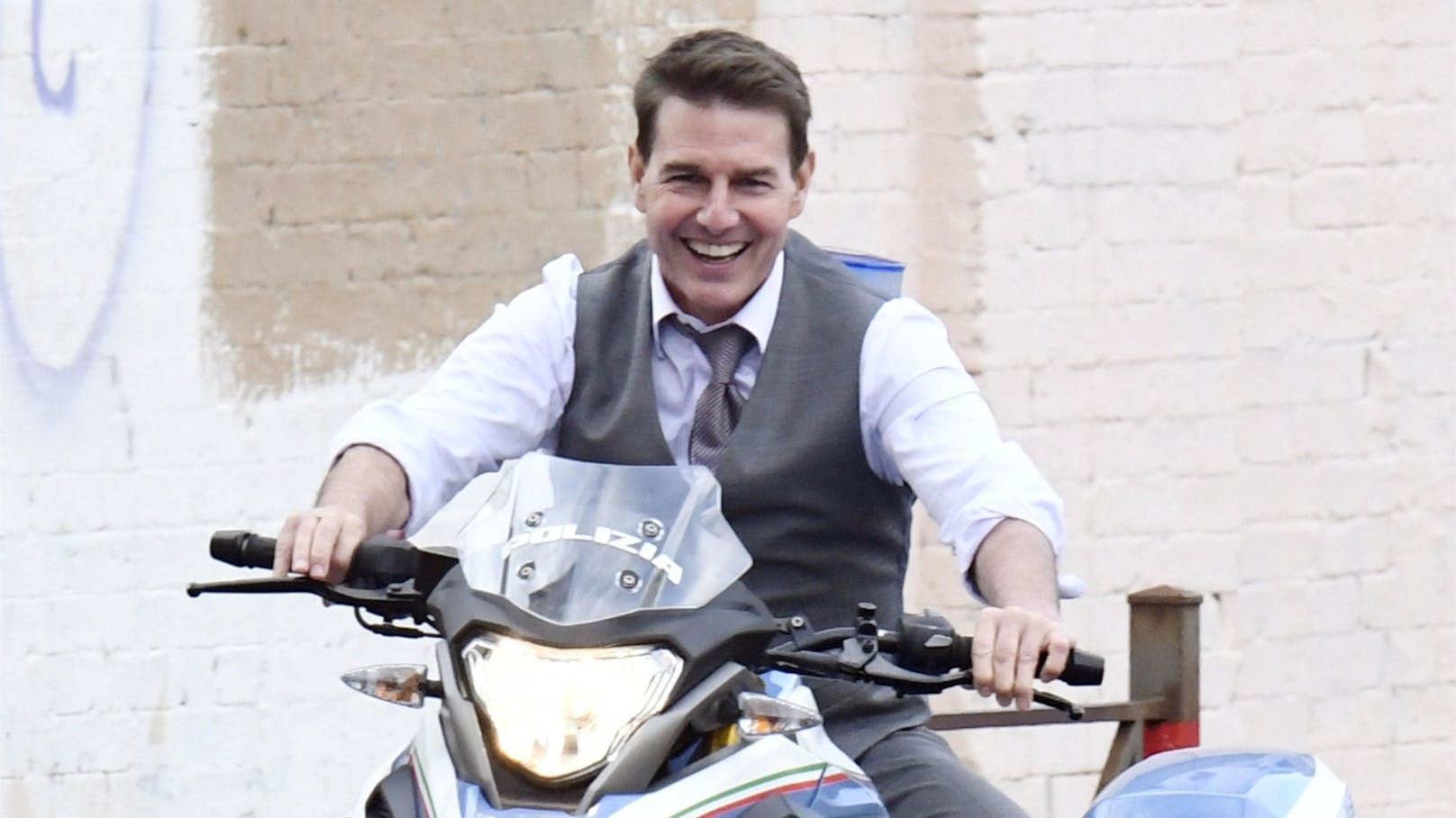 <strong>Tom Cruise</strong> befindet sich im "Mission: Impossible"-Endspurt und macht für die letzten Szenen das Filmset coronasicher.