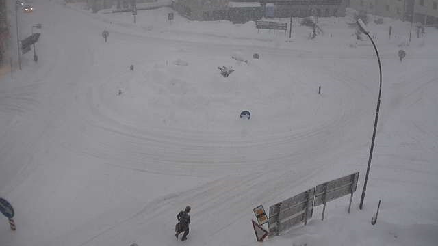 Der Kreisverkehr an der B100 Drautalstraße auf Osttiroler Seite in Lienz ist kaum noch zu erkennen (28. Dezember 2020)