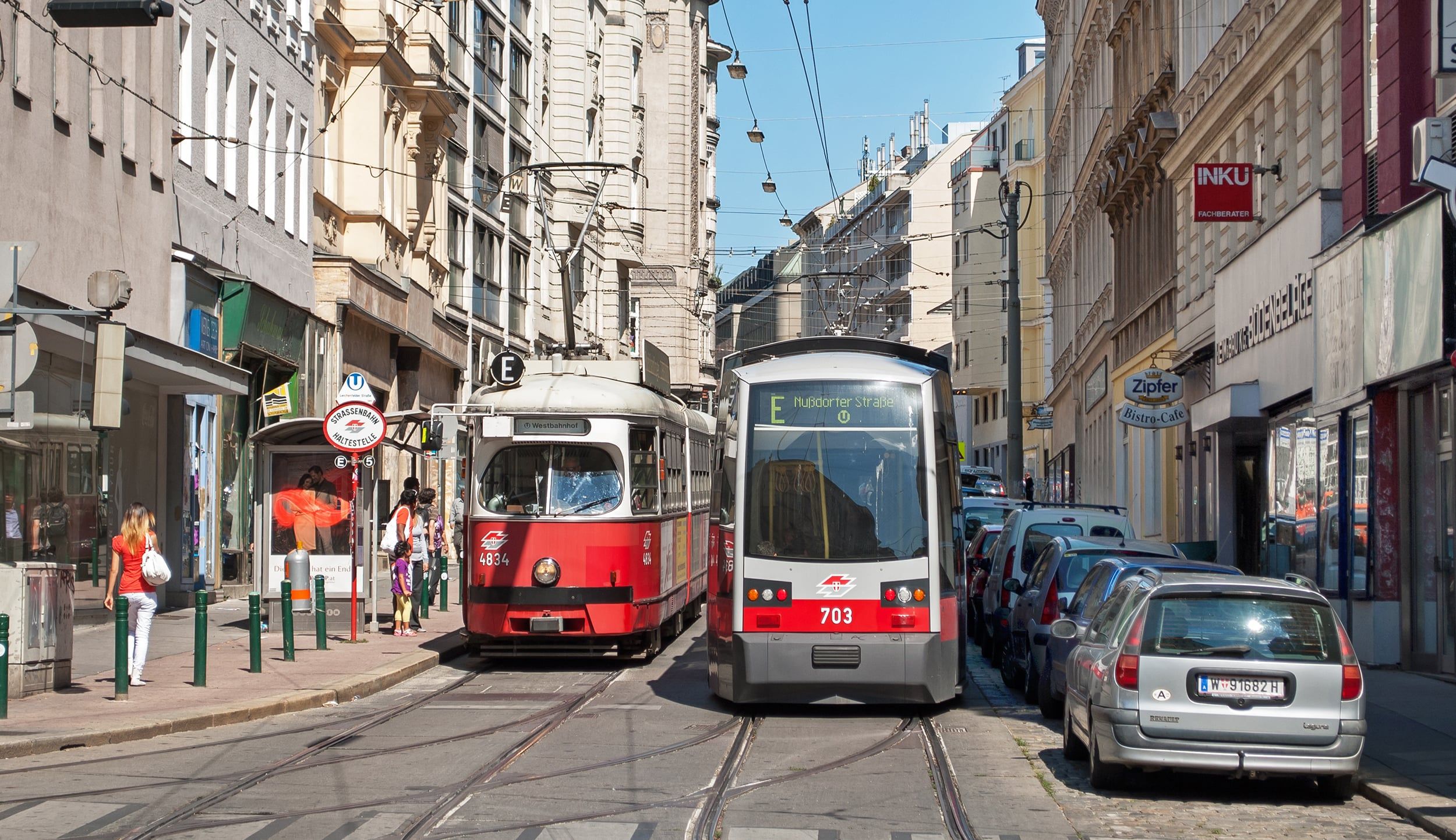 Mehrmals täglich werden Straßenbahnen von falsch parkenden Autos behindert.