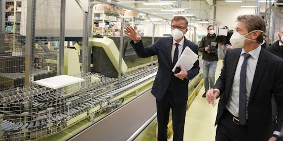 Herba-Chemosan-Chef Windischbauer (r.) führte Anschober durch das Lager, in dem der Corona-Impfstoff aufbewahrt wird.