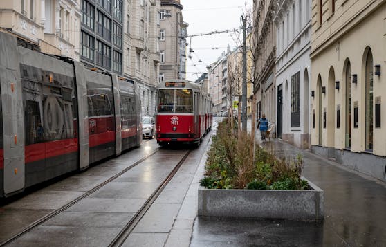 Durch den Wegfall von Parkplätzen, kann die Straßenbahn im Abschnitt Blindengasse 2-10 uneingeschränkt fahren.