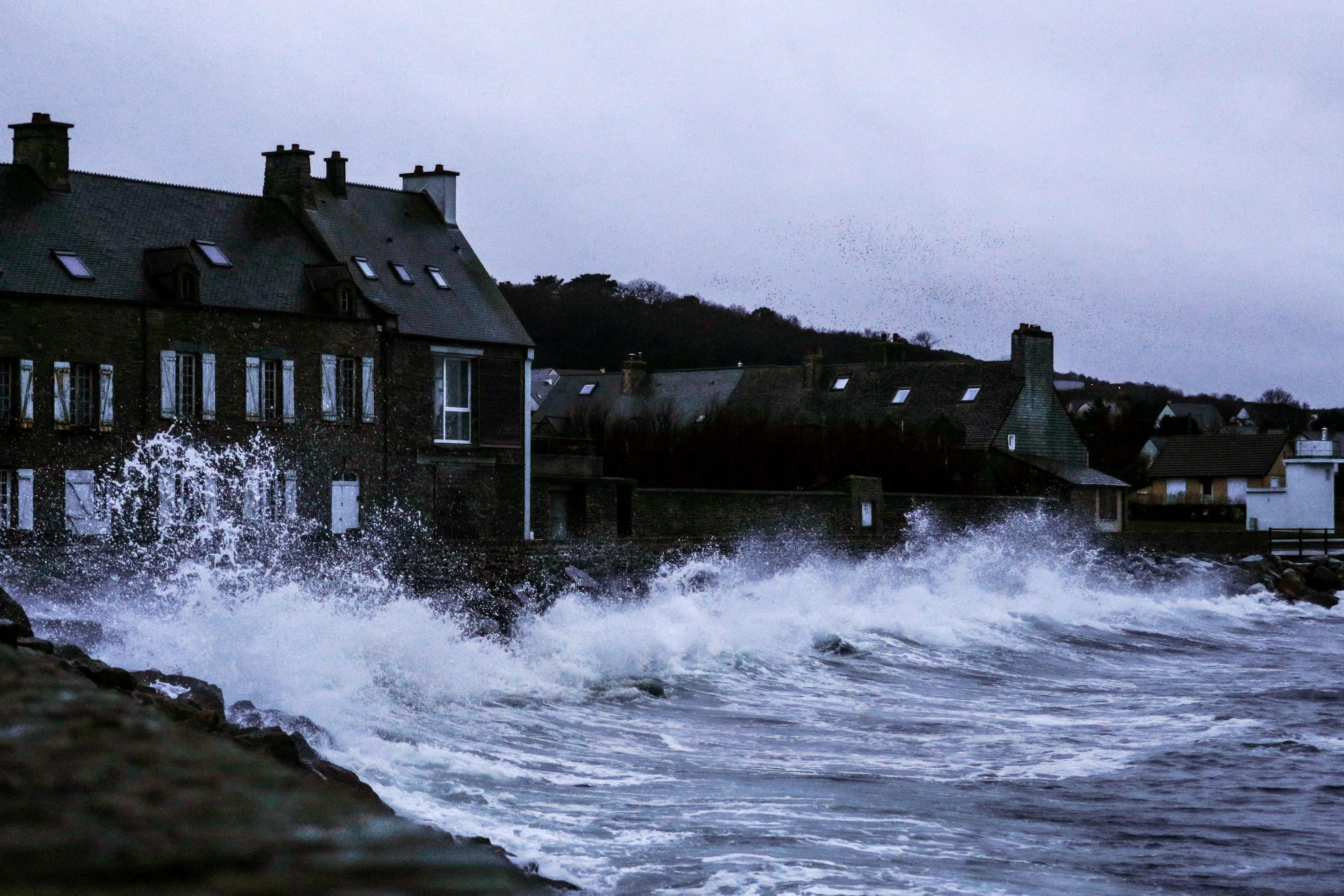 Starke Böen und hohe Wellen an der französischen Atlantikküste: Zahlreiche Haushalte waren nach Sturm Bella ohne Strom.