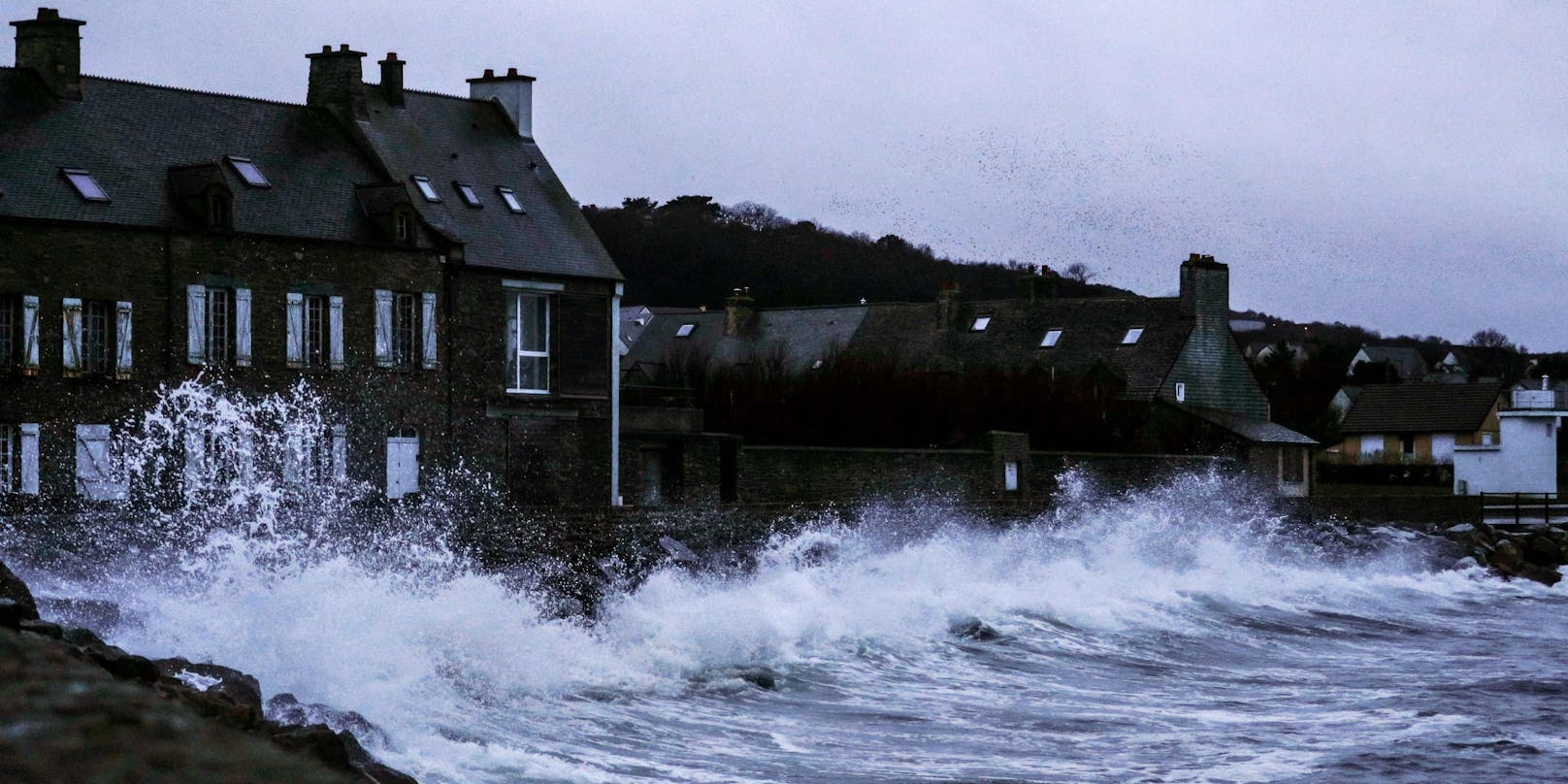 Starke Böen und hohe Wellen an der französischen Atlantikküste: Zahlreiche Haushalte waren nach Sturm Bella ohne Strom.